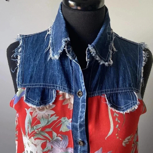 Angela Mara |  Sleeveless Blouse - Picture 2 of 8